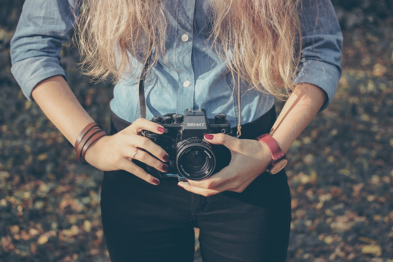 photographe-LE CASTELLET-min_hand-person-girl-woman-camera-photography-614-pxhere.com